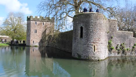 Multitudes-Ocupadas-De-Personas-Que-Visitan-El-Palacio-Del-Obispo-Y-El-Foso-En-La-Histórica-Ciudad-De-Wells,-Somerset,-Inglaterra