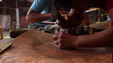 Nahaufnahme-über-Den-Händen-Eines-Mexikanischen-Handwerkers,-Der-Mit-Einem-Stück-Kupfer-Arbeitet