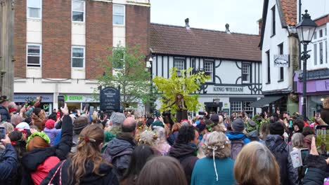 Massen-Von-Menschen-Versammeln-Sich-In-Der-Stadt-Glastonbury-Während-Beltane-Maifeiertag-Feier,-Anfang-Des-Sommers,-In-Somerset,-Großbritannien