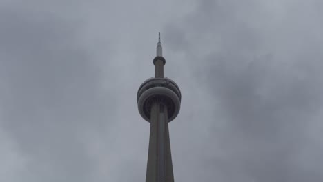 La-Icónica-Torre-CN-En-El-Centro-De-Toronto-En-Un-Día-Sombrío,-Alejándose