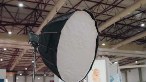 Gran-Softbox-Octogonal-Sobre-Una-Luz-De-Estudio-Para-Difusión-De-Fotografías