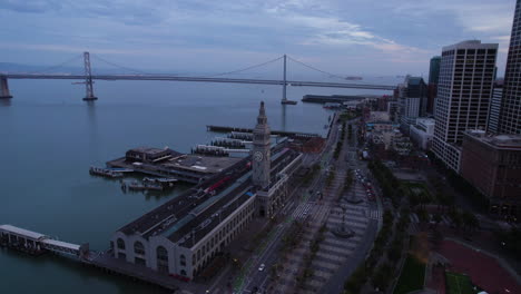 San-Francisco,-EE.UU.-Vista-Aérea-Del-Histórico-Edificio-Del-Ferry-Y-El-Tráfico-Del-Embarcadero-En-El-Crepúsculo