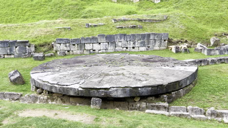 Antiguas-Ruinas-De-La-Base-Donde-Los-Dacios-Realizaban-Rituales-Religiosos,-Dentro-De-La-Ciudadela-Sarmizegetusa,-Que-Datan-De-La-época-Del-Imperio-Romano