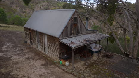 Luftaufnahme-Einer-Kleinen-Holzhütte-Mitten-In-Der-Wildnis-Australiens-Im-Buschland