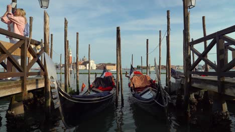 Zwei-Traditionelle-Gondeln-Auf-Dem-Canale-Grande-In-Venedig-Schaukeln-Auf-Dem-Wasser