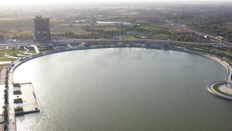 El-Pilar-De-Asoka-Es-Visible-Alrededor-Del-Enorme-Lago.