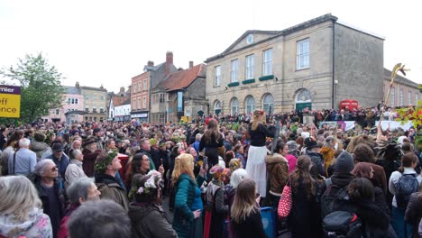 Calles-Concurridas-Llenas-De-Multitudes-De-Gente-Viendo-Las-Celebraciones-Del-Primero-De-Mayo-De-Beltane-En-La-Ciudad-De-Glastonbury,-Somerset,-Reino-Unido