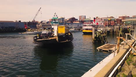 Ferry-Cargado-Con-Automóviles-Que-Llegan-Al-Muelle-De-Casco-Bay-En-Portland,-Maine