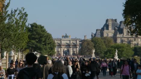 Multitud-Caminando-A-Cámara-Lenta-En-El-Jardín-De-Las-Tullerías-En-Un-Día-De-Verano-En-París