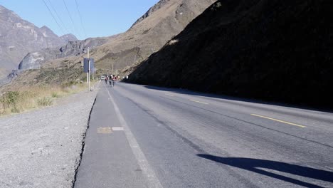 Eine-Gruppe-Von-Mountainbikern-Fährt-Mit-Dem-Fahrrad-Auf-Der-Bolivianischen-Autobahn-In-Der-Nähe-Von-La-Paz