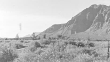 Coche-Clásico-Con-Matrícula-De-Nueva-York-Y-Montañas-Rocosas-Al-Fondo.