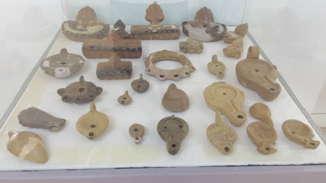 Antiguos-Artefactos-De-La-época-Del-Imperio-Romano,-En-Un-Museo-En-Sarmizegetusa,-Rumania