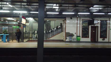 La-Gente-Camina-Hacia-El-Ascensor-Exterior-En-Línea-Una-Estación-Antigua-Del-Metro-De-La-Ciudad-Estableciendo