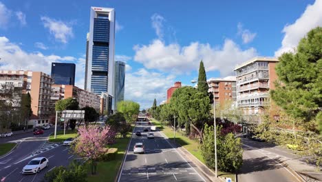 Paisaje-Urbano-De-Coches-Circulando-Por-Las-Calles-De-Madrid-En-Primavera-Española