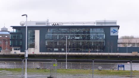 Vista-Exterior-Del-Edificio-De-La-Televisión-Escocesa-Stv-Con-Vistas-Al-Río-Clyde-En-La-Ciudad-De-Glasgow,-Escocia,-Reino-Unido