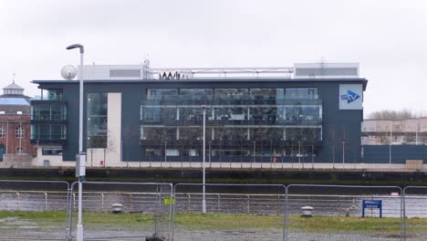 Außenansicht-Des-Gebäudes-Des-Schottischen-Fernsehens-STV-Mit-Blick-Auf-Den-Fluss-Clyde-In-Der-Stadt-Glasgow,-Schottland,-Großbritannien