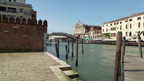 Very-Beautiful-Stone-Arch-Bridge-Over-Venice-Grand-Canal