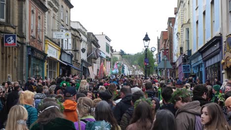 Calles-Repletas-De-Gente-Durante-Las-Festividades-Y-Celebraciones-Del-Primero-De-Mayo-De-Beltane-En-La-Ciudad-De-Glastonbury,-Somerset,-Reino-Unido