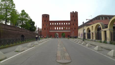 La-Puerta-Palatina-Es-Una-Puerta-De-La-Ciudad-De-La-época-Romana-Ubicada-En-Turín.