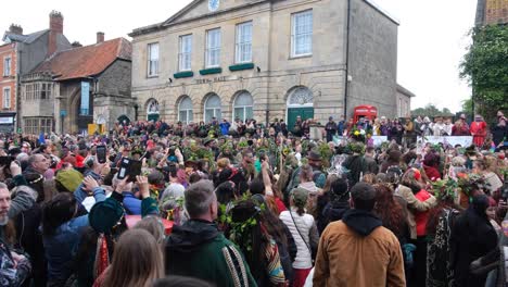 Actuación-Pública-Con-Multitudes-De-Gente-Mirando-Durante-Las-Celebraciones-Del-Primero-De-Mayo-De-Beltane-En-La-Ciudad-De-Glastonbury,-Somerset,-Reino-Unido