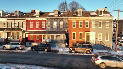 Reihenhäuser-In-Einer-Amerikanischen-Stadt-Mit-Goldenem-Stundenlicht-Und-Schnee-Auf-Den-Gehwegen-Während-Des-Wintersonnenuntergangs