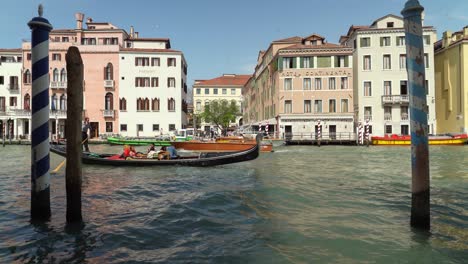 Remeros-Gondoleros-Navegan-Por-Un-Grupo-De-Turistas-En-El-Gran-Canal-De-Venecia