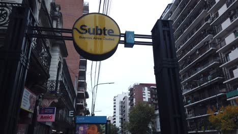 Subte,-Underground-design,-yellow-circle,-logo-of-Buenos-Aires-public-transport-street-station-entrance-Río-de-la-Plata,-on-South-America's-southeastern-coast