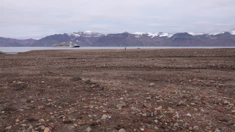 Costa-De-Groenlandia-Y-Crucero-En-Aguas-Del-Fiordo,-Vista-Amplia