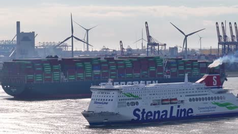 Buque-Portacontenedores-De-Hoja-Perenne-Y-Ferry-MV-Stena-Hollandica-En-Hoek-Van-Holland,-Países-Bajos---Disparo-De-Drone