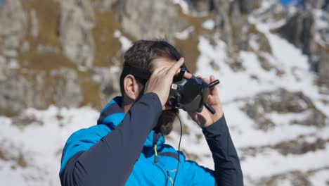 Hombre-Poniéndose-Y-Ajustando-Gafas-De-Drones-FPV-En-La-Cabeza-En-Los-Alpes-De-Bérgamo