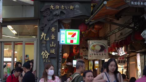 Statische-Aufnahme-Am-Eingang-Der-Alten-Straße-Von-Jiufen,-Einer-Goldgräberstadt-In-Den-Bergen,-Einer-Beliebten-Touristenattraktion-In-Taiwan