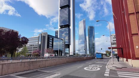 Paisaje-Urbano-Del-Distrito-Financiero-De-Madrid-Con-Vistas-A-La-Carretera-Y-Al-Horizonte