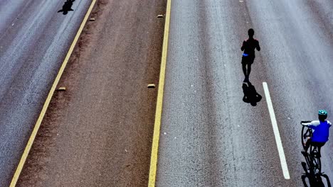 Gente-Haciendo-Ejercicio-En-El-Centro-Con-La-Carretera-Cerrada