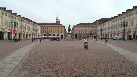 Die-Piazza-San-Carlo-Ist-Zu-Einer-Regelmäßigen-Bühne-Für-Verschiedene-Historische-Und-Gesellschaftliche-Ereignisse-Geworden,-Darunter-Wahlkundgebungen,-Konzerte-Und-Sportveranstaltungen