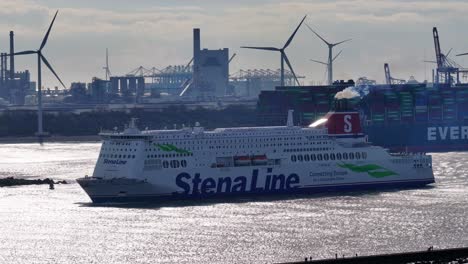 MV-Stena-Line-Hollandica-En-El-Canal-De-Navegación-Junto-A-Turbinas-Eólicas-En-Hoek-Van-Holland,-Países-Bajos
