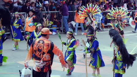 Kostümierte-Kinder-Tanzen-Während-Der-Karnevalsparty-In-Oruro,-Bolivien