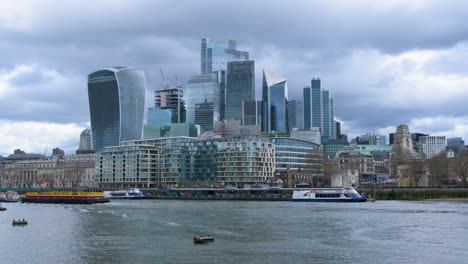 Skyline-Der-Stadt-London,-Wolkenkratzer,-Gefilmt-Vom-Queen&#39;s-Walk,-Potters-Fields-Park-In-London,-England-–-März-2024