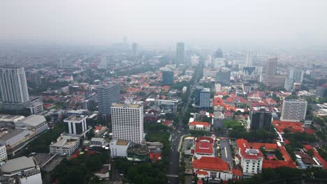 Der-Bau-Von-Wolkenkratzern,-Bürotürmen-Und-Einkaufszentren-Steht-Für-Surabayas-Wirtschaftswachstum-Und-Die-Dichte-Bevölkerung-Inmitten-Der-Herausforderungen-Der-Luftverschmutzung-Ist-Ein-Komplexes-Spiegelbild-Der-Entwicklung