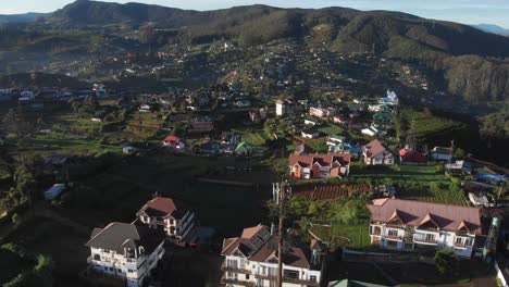 Drohnenaufnahme-Eines-Dorfes-In-Den-üppigen-Hügeln-Von-Nuwara-Eliya,-Sri-Lanka