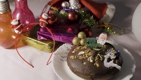 Heiligabend-Feier-Mit-Kuchen-Und-Dekorationsartikeln-Zu-Hause-In-Der-Nacht-Aus-Einem-Anderen-Blickwinkel
