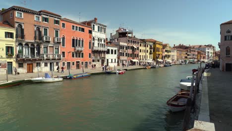 Lastkähne-Und-Schnellboote-Fahren-Durch-Den-Canale-Grande-In-Venedig