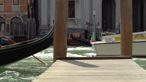Tráfico-Marítimo-Intenso-En-El-Gran-Canal-De-Venecia.