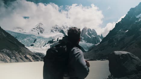 Männlicher-Wanderer-An-Der-Laguna-Torre-In-Der-Nähe-Von-El-Chalten,-Patagonien,-Argentinien---Mittlere-Aufnahme