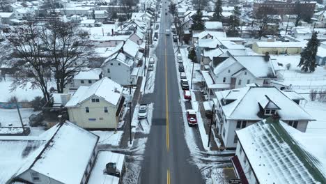 Antena-Sobre-La-Calle-Principal-De-La-Ciudad-Durante-La-Nieve-Del-Invierno.