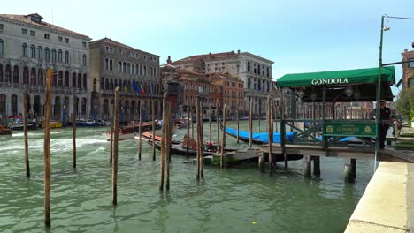 Lanchas-Rápidas-Navegando-Por-El-Gran-Canal-De-Venecia-Con-Una-Majestuosa-Arquitectura-Al-Fondo