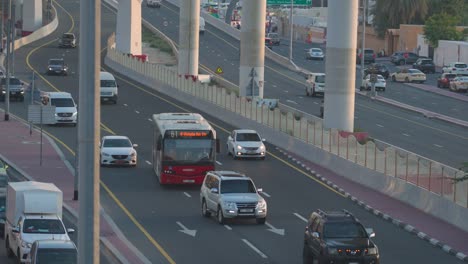 Imágenes-Dinámicas-Que-Capturan-Un-Autobús-Público-De-Dubai-Cerca-De-La-Estación-De-Metro-ADCB-Durante-La-Serena-Noche,-Mostrando-La-Resistencia-De-La-Ciudad-Después-De-La-Inundación,-En-Un-Impresionante-4k-A-60-Fps.