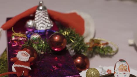 Weihnachtsfeier-Dekorationsgegenstände-Zu-Hause-In-Der-Nacht-Aus-Einem-Anderen-Blickwinkel