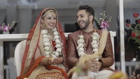 Adorable-Pareja-India-Con-Hermosas-Guirnaldas-Durante-Su-Boda