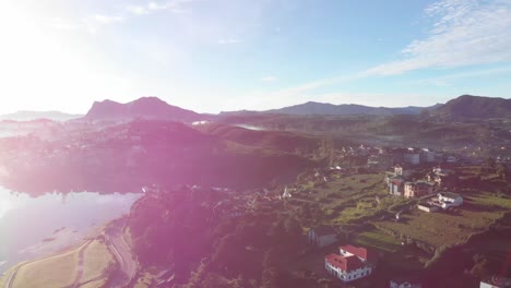 Schwenkbare-Luftaufnahme-Des-Wunderschönen-Sonnigen-Bergdorfes-Nuwara-Eliya-In-Sri-Lanka