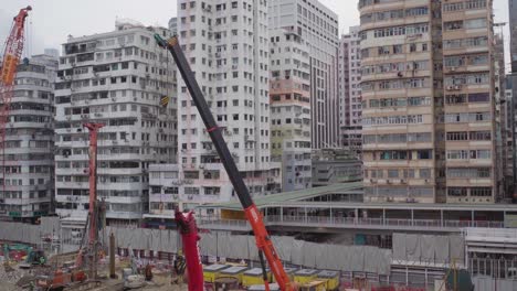 Profilansicht-Der-Bauarbeiten-Im-Bezirk-Mong-Kok-Mit-Kränen-Unter-Einem-Bewölkten-Tag-In-Hongkong